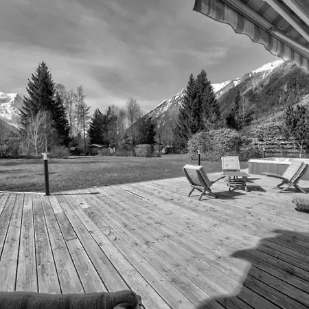ホームステイ Chalet With Sauna And Outdoor Jacuzzi *