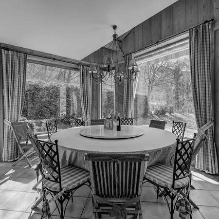 Chalet With Sauna And Outdoor Jacuzzi ホームステイ