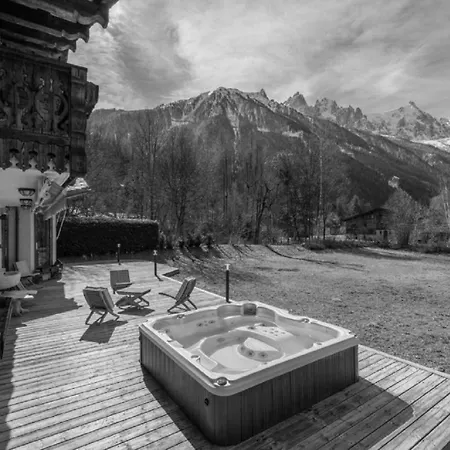 Chalet With Sauna And Outdoor Jacuzzi *