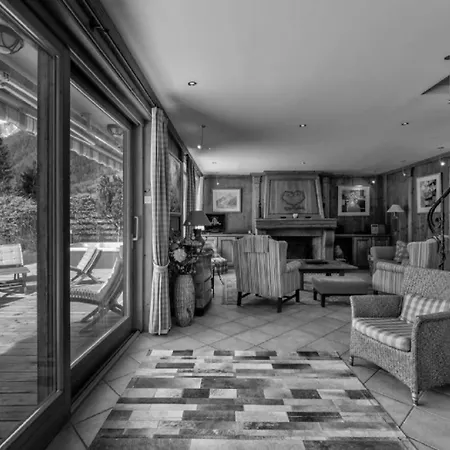 Chalet With Sauna And Outdoor Jacuzzi בית אירוח