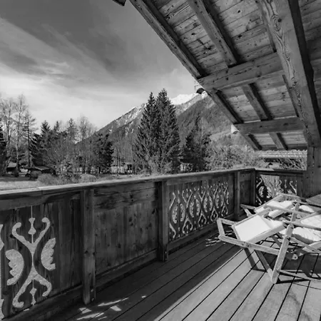 Chalet With Sauna And Outdoor Jacuzzi בית אירוח *